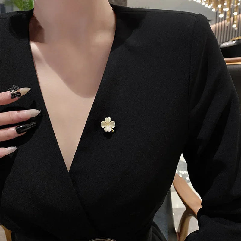 Blühende Eleganz: Modisches Blumenschleifen-Broschen-Set für Damen