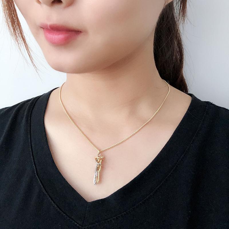 Halskette mit Umarmung im Love-Stil